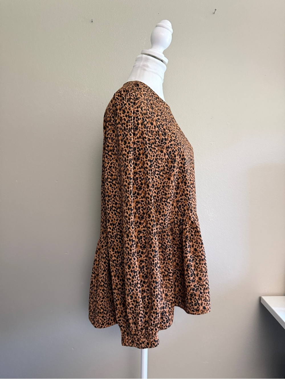 Tuckernuck Pomander Place Leopard Carlota Peplum Blouse Large - Picture 9 of 14